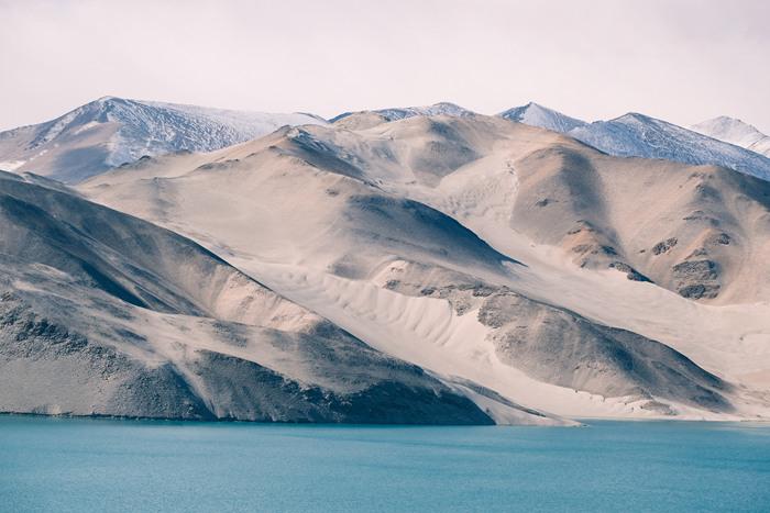 新疆阿克陶：白沙湖碧波荡漾 银白沙山与雪山绵延