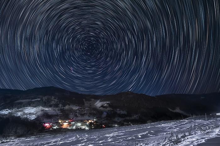 星空下的松岭雪村